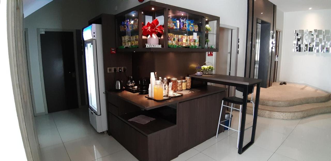 The Square Hotel Skudai Buitenkant foto