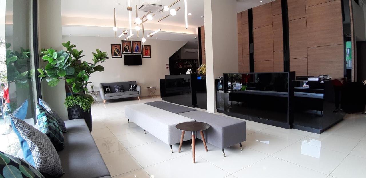 The Square Hotel Skudai Buitenkant foto